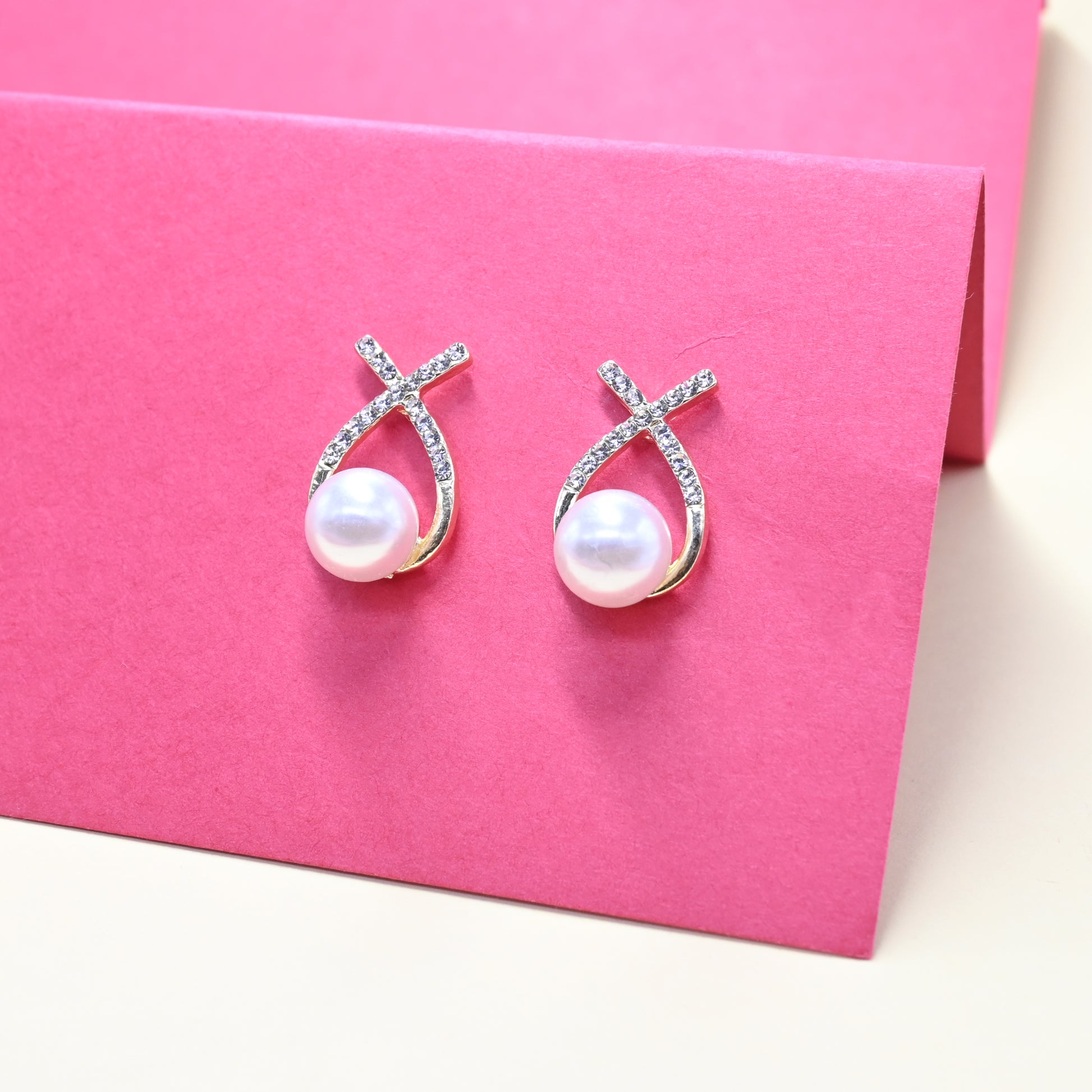 Gleam Pearl Stud Earrings